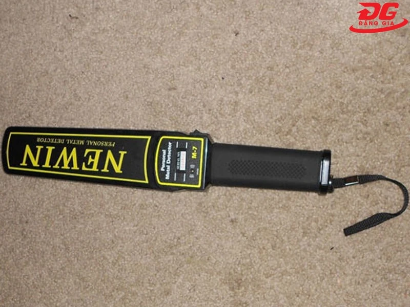 Máy dò kim loại cầm tay Newin M7 tại Hà Nội
