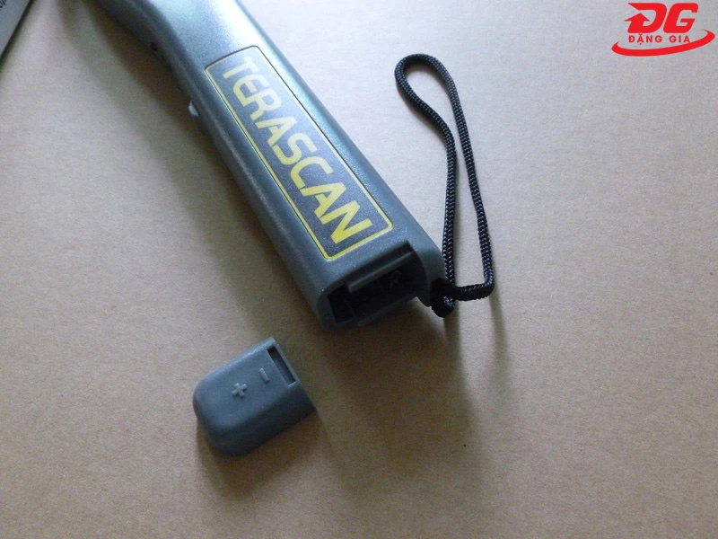 Vị trí lắp pin của máy dò kim cầm tay Terascan ESH 10