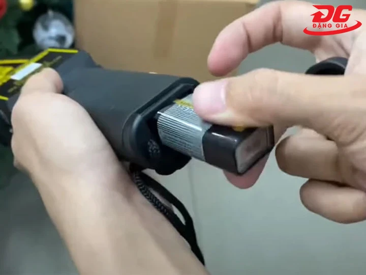Lắp pin cho máy dò kim loại Supper Scanner GP 3003B1
