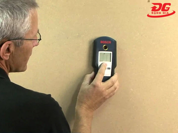 Có tay cầm chống trượt máy dò kim loại cầm tay Bosch DMF 10 Zoom