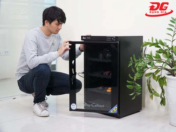 Tủ chống ẩm có mùi hôi, nấm mốc bên trong
