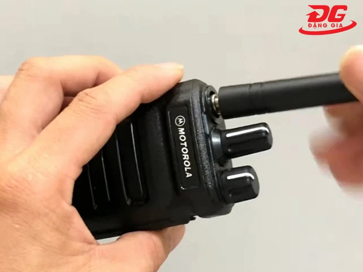 Lắp anten bộ đàm Motorola GP 320