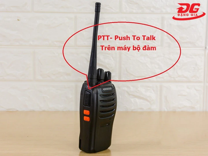 Nút PTT (Push - To - Talk) nhấn để nói