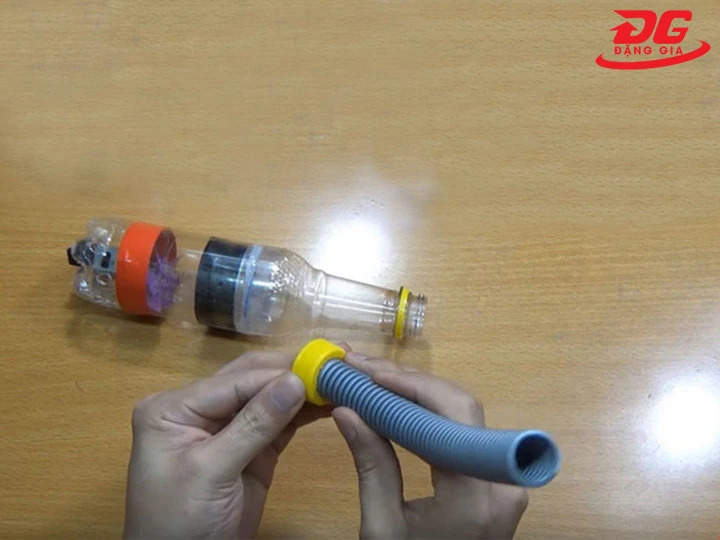 Chế máy hút bụi tận dụng vật liệu cũ, vì môi trường