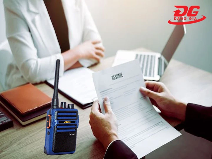 Nhận giấy phép và sử dụng theo quy định đăng ký bộ đàm
