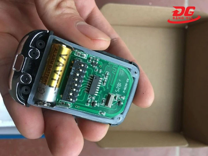 Thay pin remote