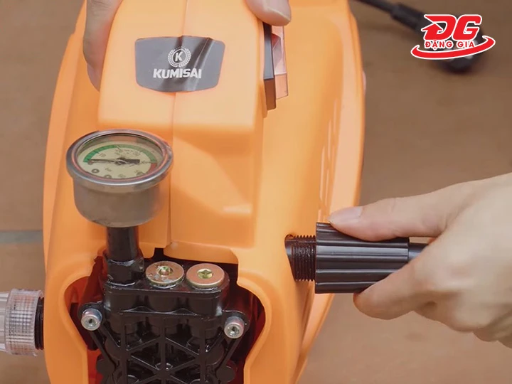sử dụng máy rửa xe mini dễ dàng