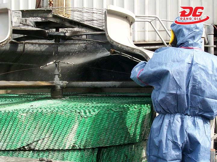 Vệ sinh tháp hạ nhiệt Liang Chi LBC-800RT 