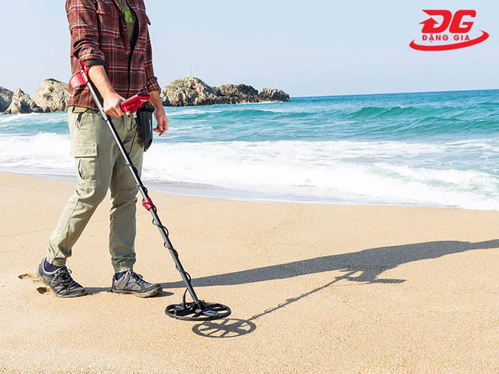 Máy rà tìm kim loại sâu dưới lòng đất