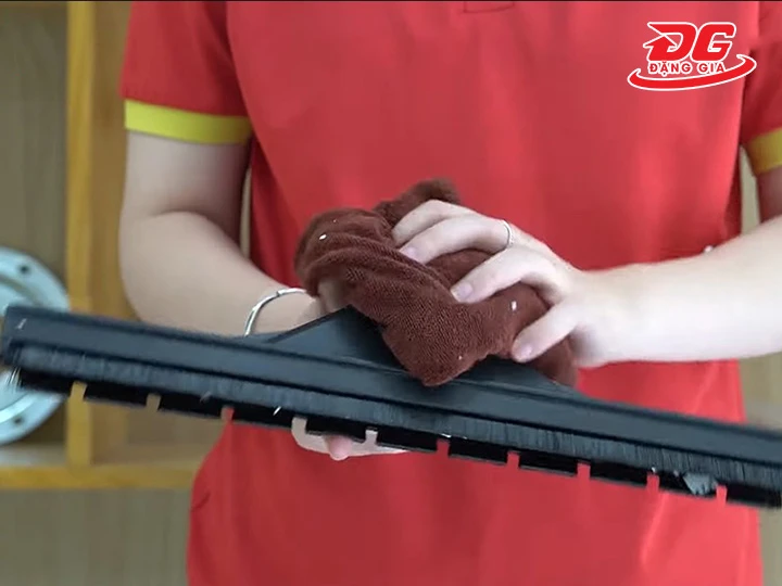Vệ sinh đầu hút máy hút bụi Clean Tech CT 151