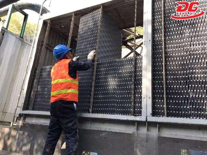 vệ sinh tấm tản nhiệt của tháp giải nhiệt Truwater