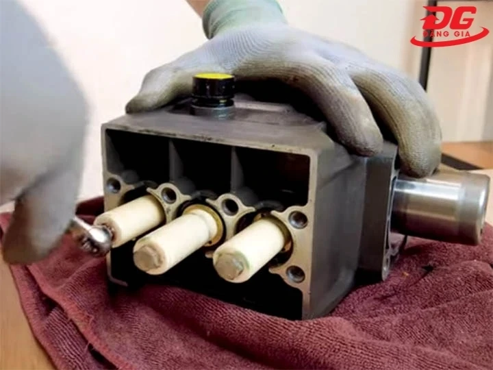 thay piston sứ