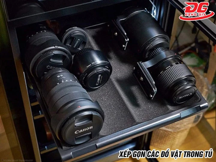 xếp đồ gọn gàng vào tủ