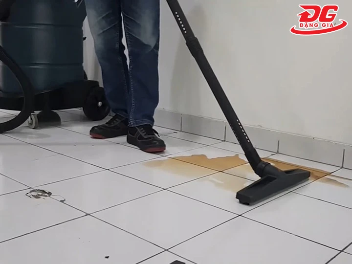 Khả năng hút bụi nước của máy hút bụi Typhoon SM580