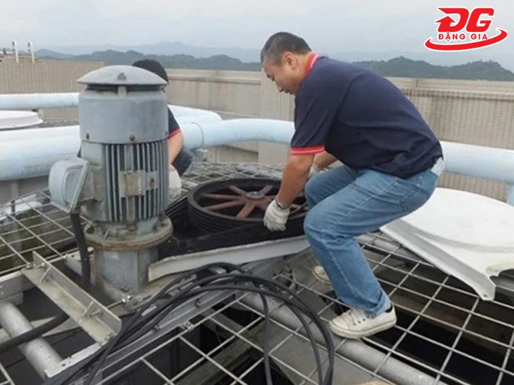 Cáu cặn trong tháp tản nhiệt làm giảm tiểu thọ motor