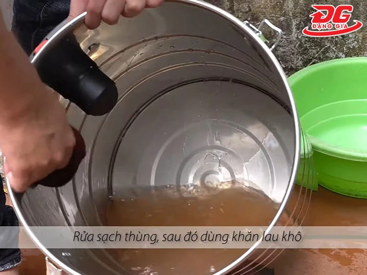 vệ sinh máy hút bụi công nghiệp