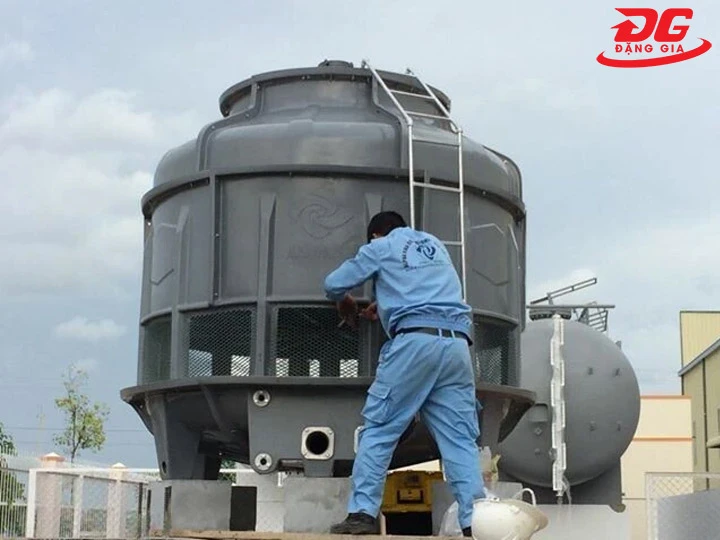 Đặt tháp làm mát ở vị trí hợp lý, tránh gió mạnh