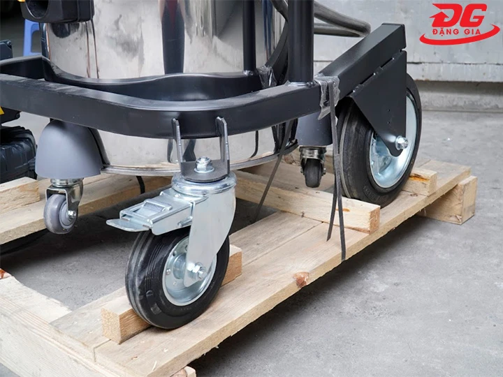 Khung xe máy hút bụi 50 lít có bánh xoay 360 độ
