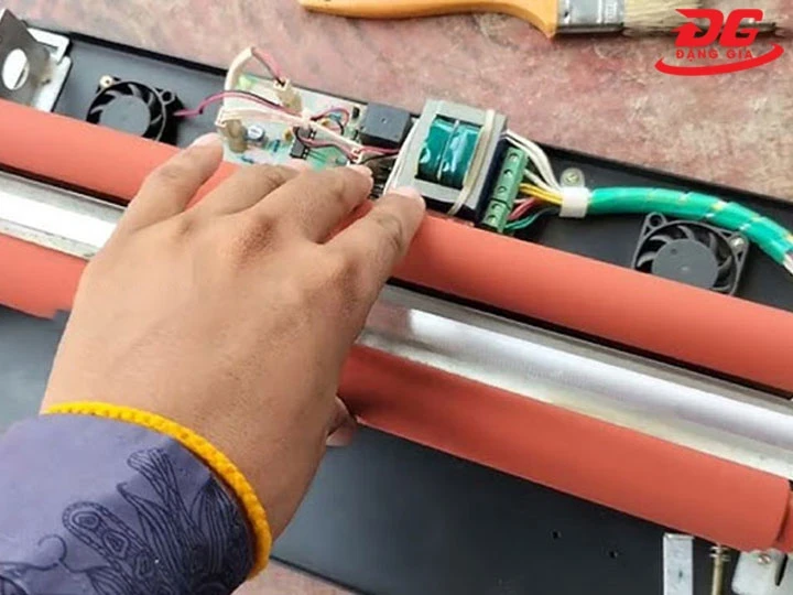 tháo rời máy ép plastic 