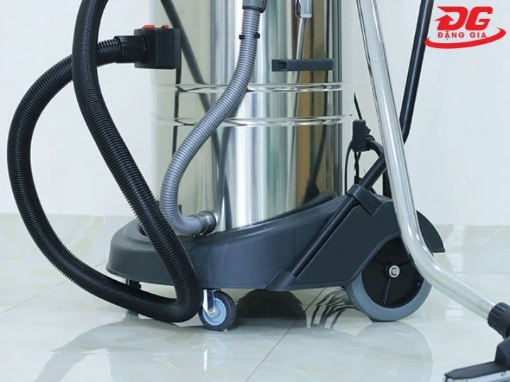 Máy hút bụi Pertek linh hoạt ấn tượng, nhờ thiết kế tinh gọn