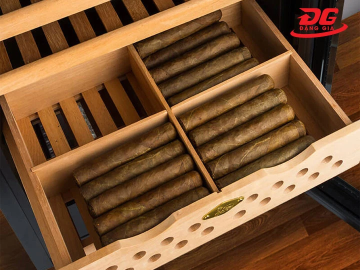 Xếp cigar vào tủ giữ ẩm xì gà