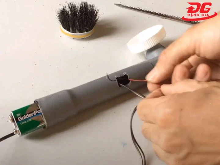 Luồn dây máy đánh giày tự chế