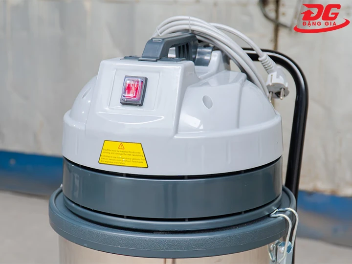 Bật công tắc trên máy hút bụi công nghiệp DQC - TECH 301H