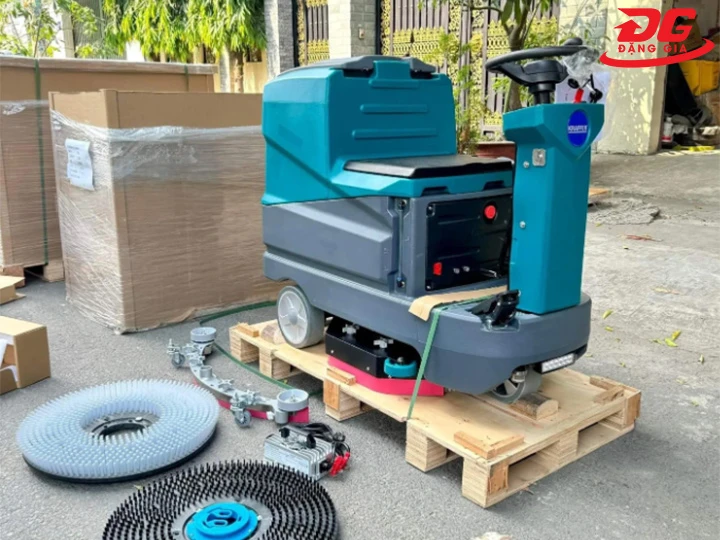 máy chà sàn Kraffer ngồi lái