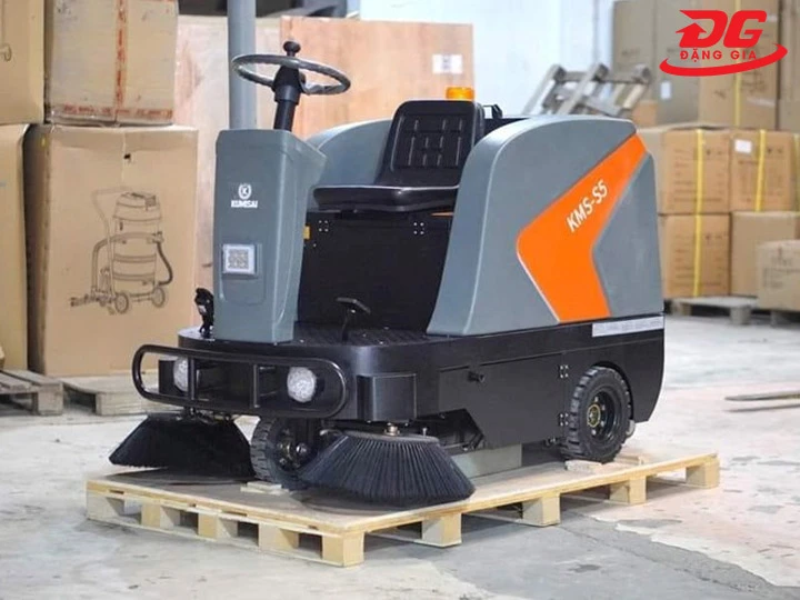 xe quét rác Kumisai ngồi lái