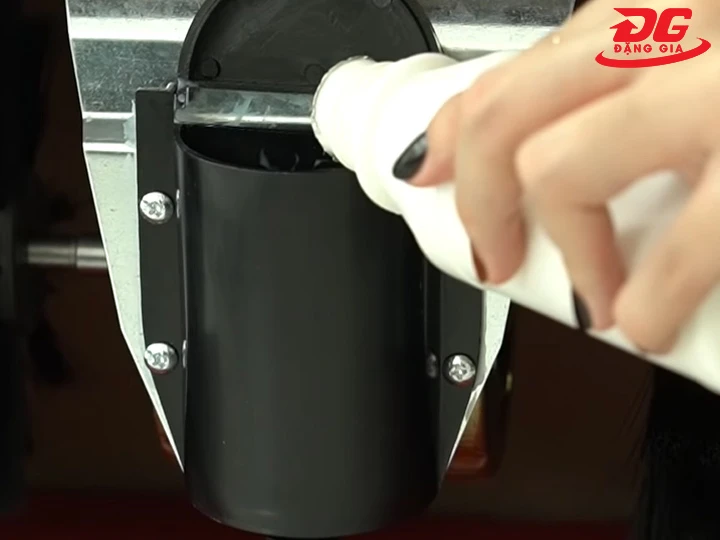 Đổ xi đánh giày Kumisai vào hộp chứa xi
