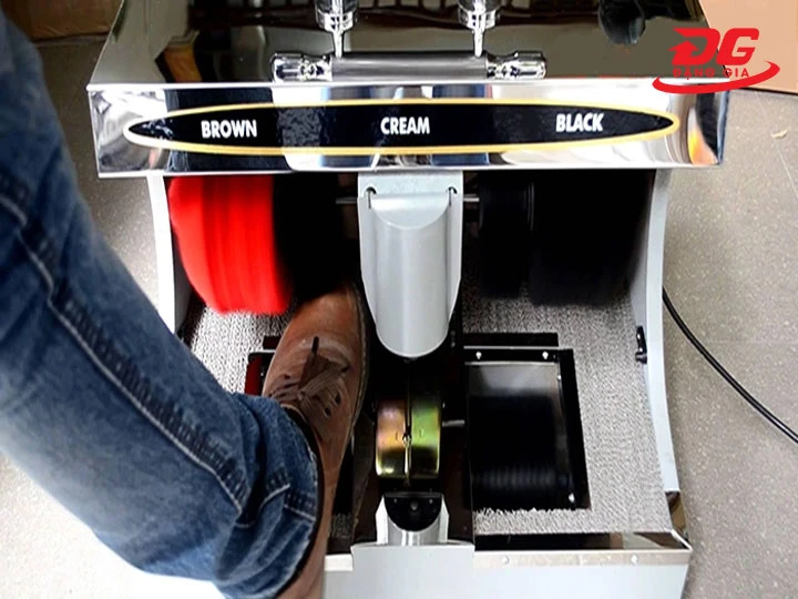 Đánh bóng giày bằng máy đánh giày tự động