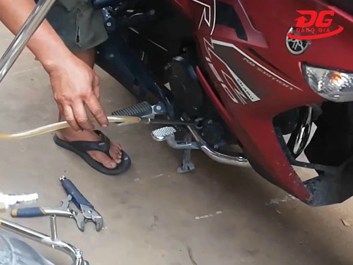 Có nên hút nhớt xe máy thường xuyên không