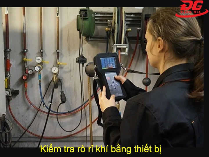 Kiểm tra máy bằng thiết bị chuyên nghiệp