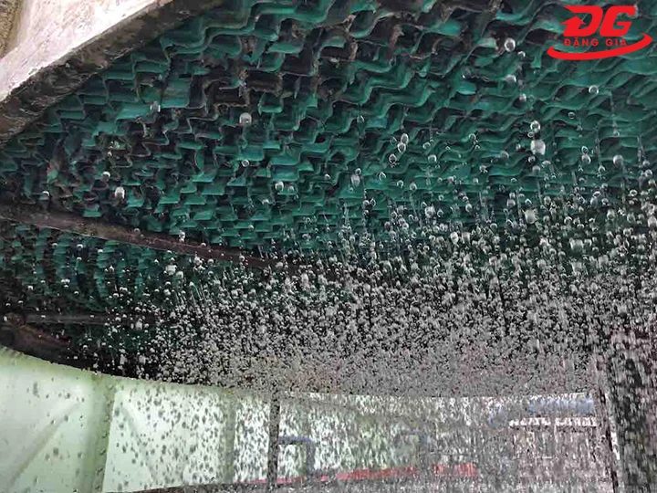 nước rơi bên trong tháp giải nhiệt
