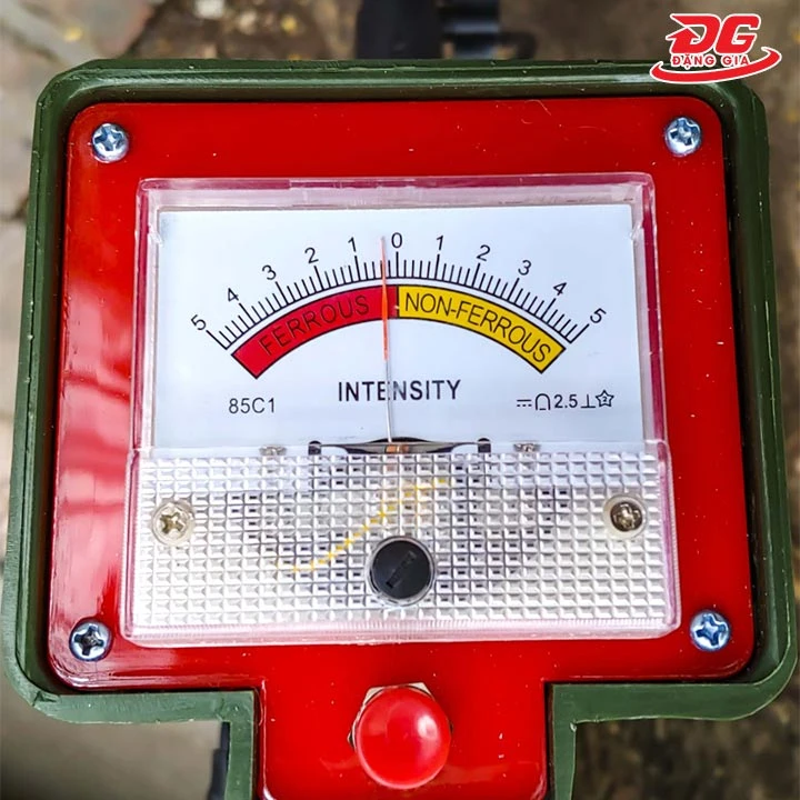 Bảng điều khiển của máy dò tìm kim loại TM-89