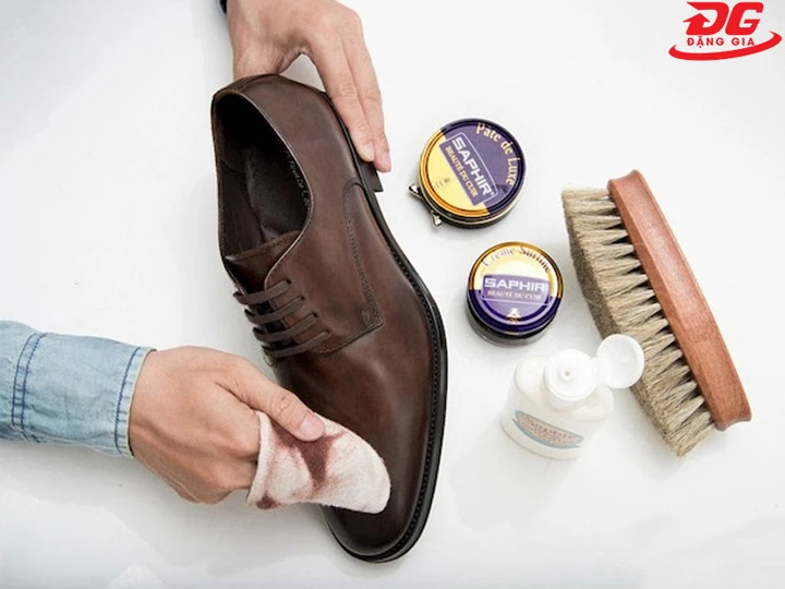 Hướng dẫn sử dụng xi đánh giày Saphir Pate De Luxe BDC đúng cách