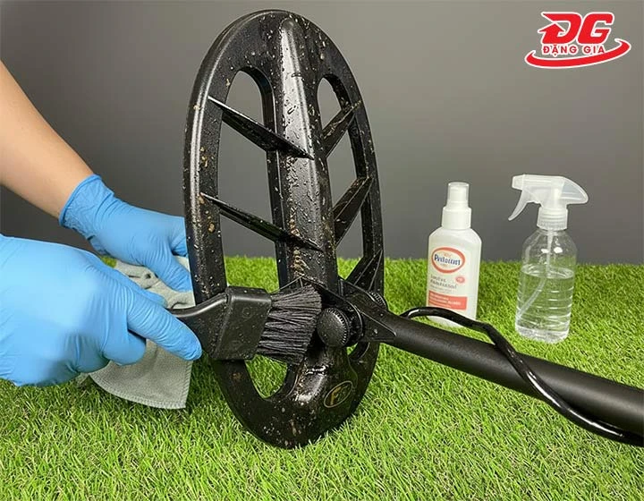 Vệ sinh đầu dò của máy dò kim loại Fisher F75