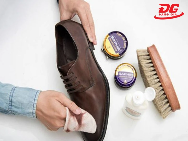 Cách sử dụng xi đánh giày màu xanh Navy chuẩn “store” tại nhà