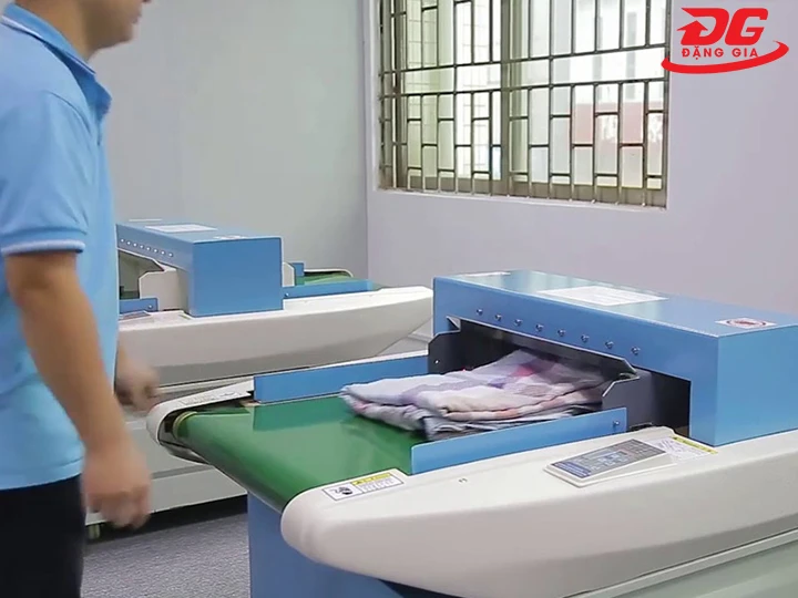vận hành máy dò kim loại