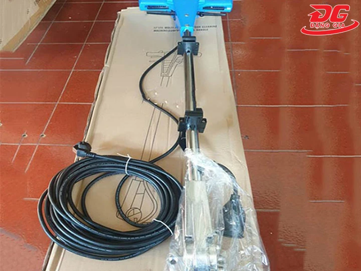 lưu ý khi dùng cần điều khiển máy chà sàn