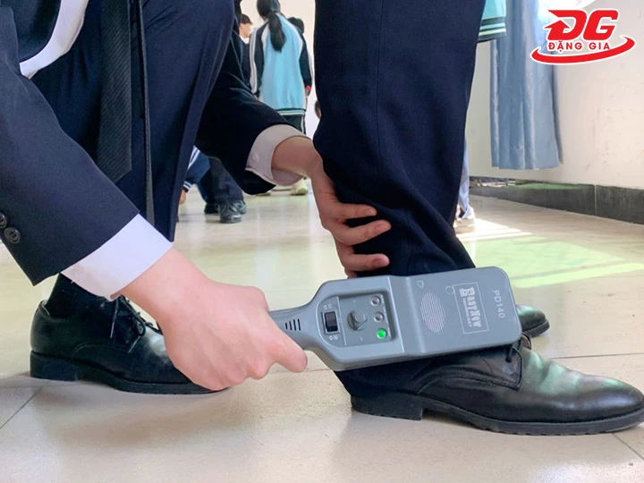 Sử dụng máy rà kim loại cầm tay PD140
