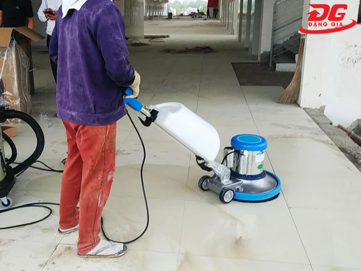 chức năng của cần điều khiển máy chà sàn