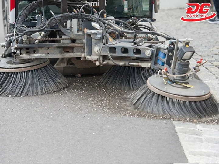 công dụng chổi xe quét đường