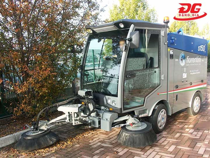 sử dụng chổi xe quét đường