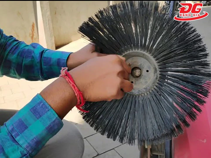 thay chổi quét đường