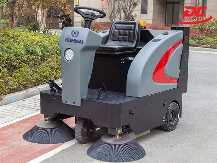 mua Xe quét rác ngồi lái Kumisai KMS-1350E