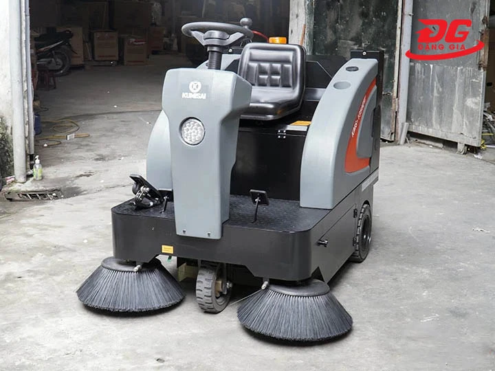 Xe quét rác ngồi lái Kumisai KMS-1350E