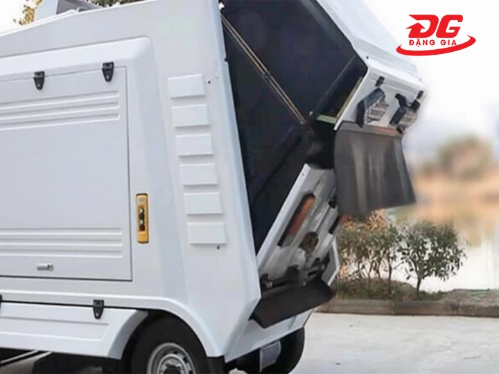 Đổ rác xe quét rác Kumisai KMS-S2000 đúng cách