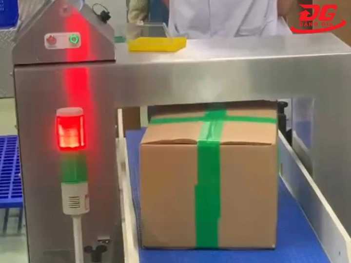 Máy dò kim loại băng tải báo hiệu