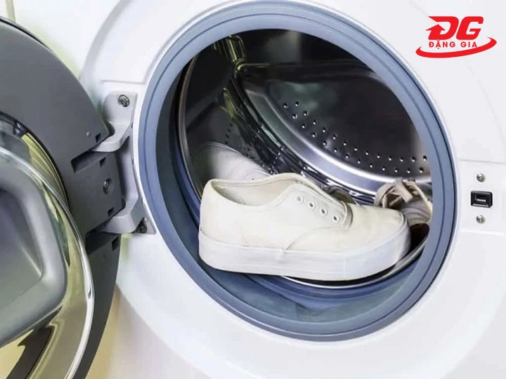 Vệ sinh giày Vans bằng máy giặt bảo vệ form giày